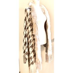Houndstooth Patterned Cardigan Cape Sweater with Faux Fur Trim-Medium